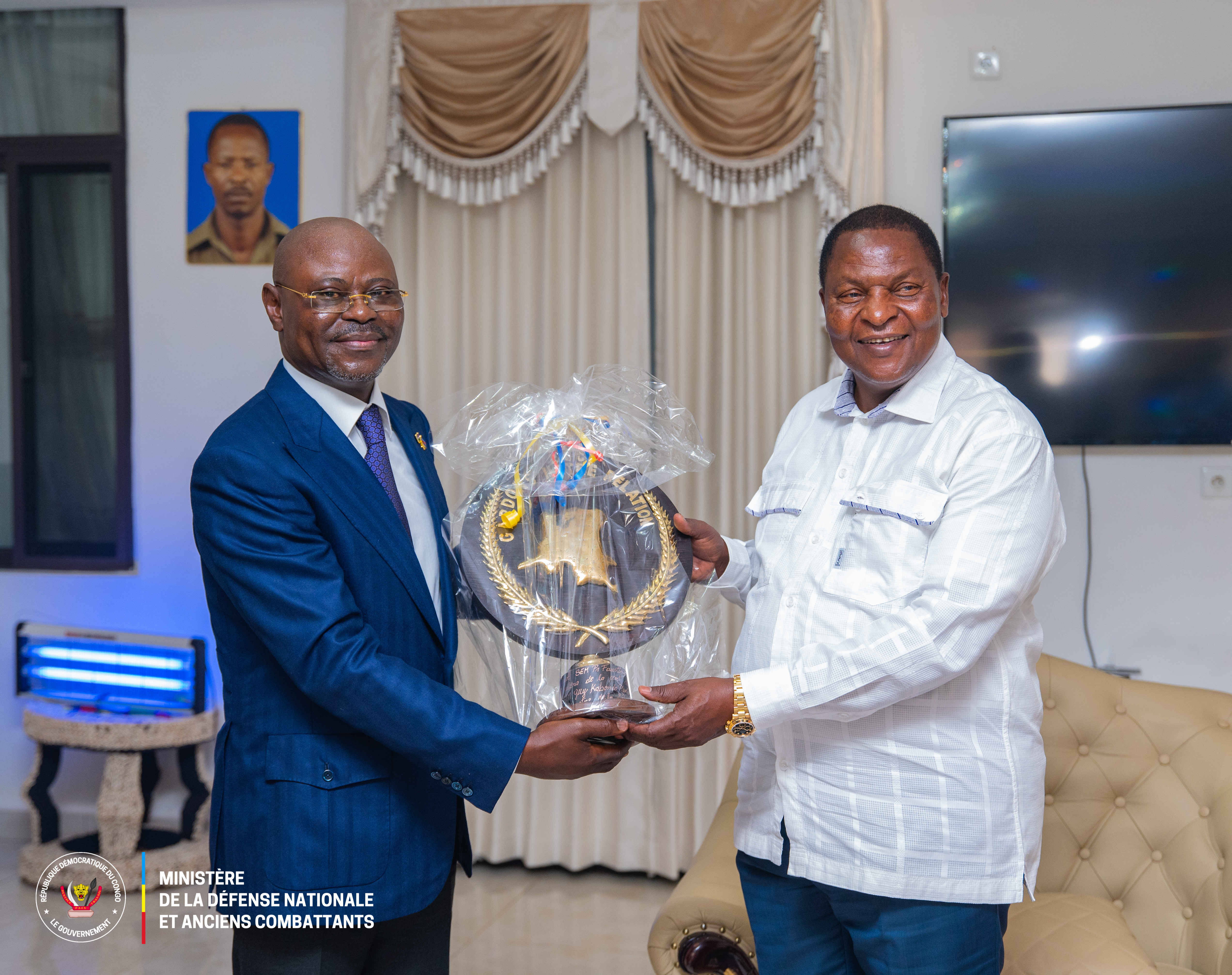 Bangui : émissaire de Félix Tshisekedi, le VPM Guy Kabombo reçu par le président Touadéra pour renforcer la coopération sécuritaire RDC–RCA face aux menaces transfrontalières 