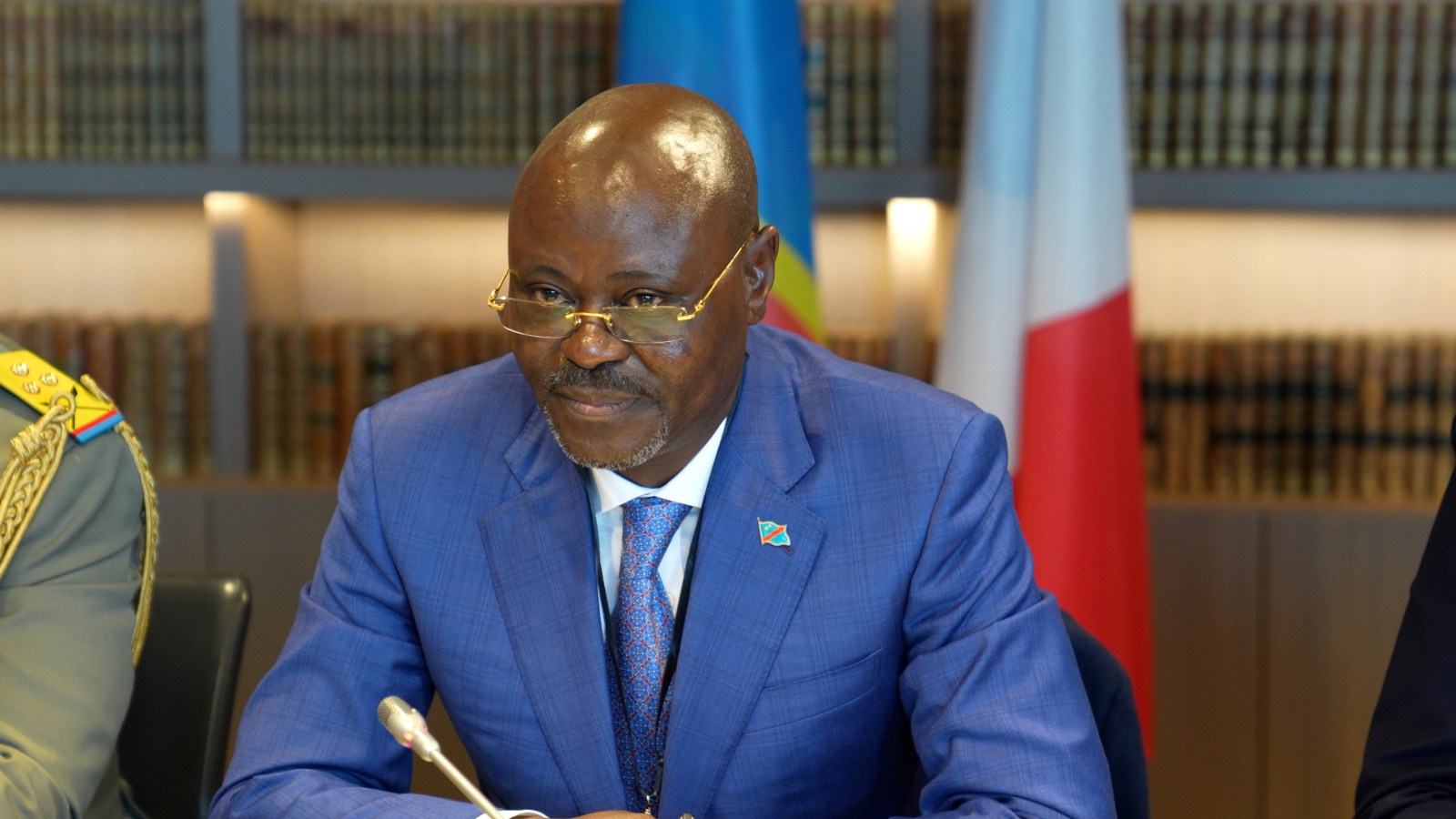 Coopération militaire : en mission à Paris, le VPM de la Défense Guy Kabombo Muandiavita enchaîne les échanges institutionnels au DGRIS, à l’Assemblée nationale française et à l’École militaire