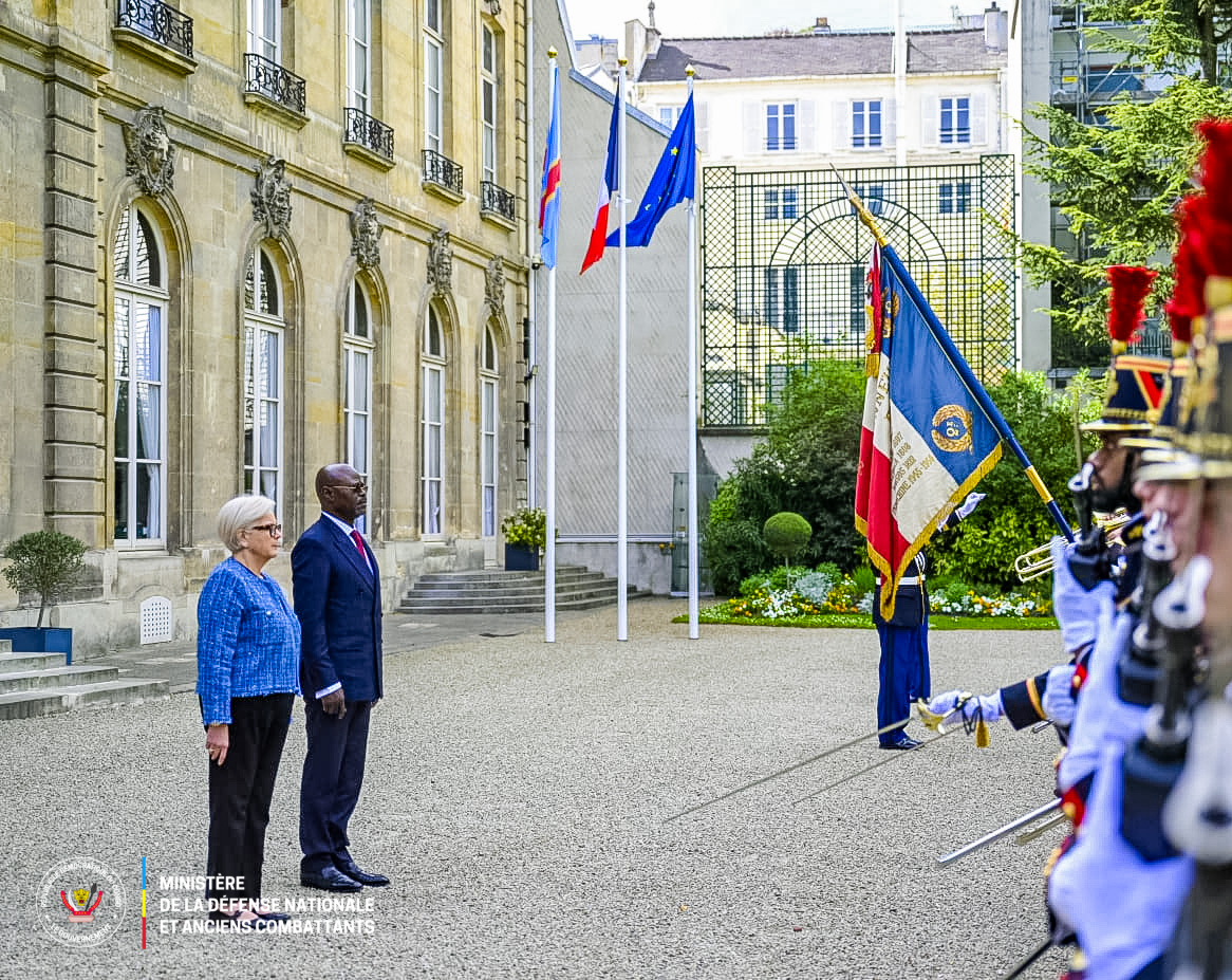 Paris : la RDC et la France renforcent leur coopération militaire, le VPM de la Défense Guy Kabombo Muadiamvita s'entretient avec la ministre française des Armées Catherine Vaudrin sur la formation et la réforme des FARDC