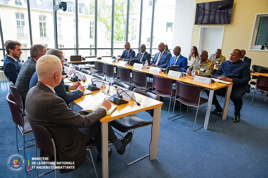 Coopération militaire : en mission à Paris, le VPM de la Défense Guy Kabombo Muandiavita enchaîne les échanges institutionnels à la DGRIS, à l'Assemblée nationale française et à l'École militaire✅