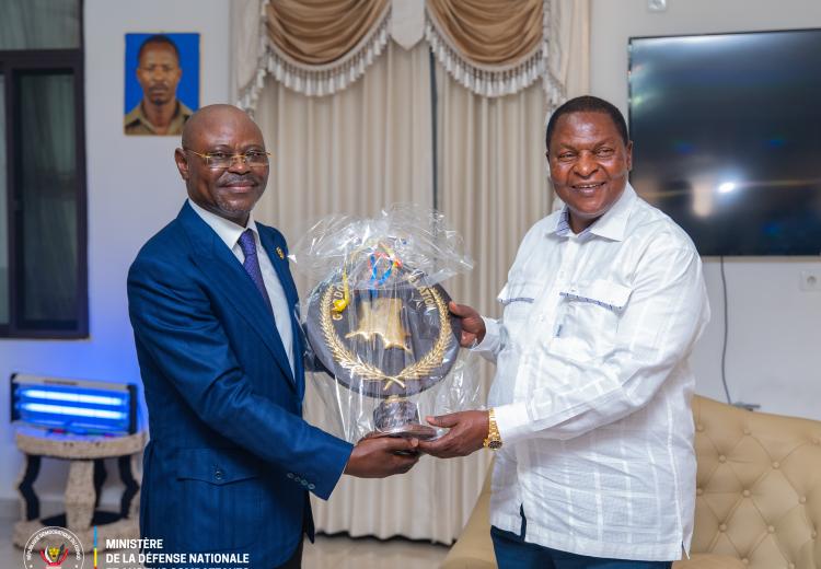 Bangui : émissaire de Félix Tshisekedi, le VPM Guy Kabombo reçu par le président Touadéra pour renforcer la coopération sécuritaire RDC–RCA face aux menaces transfrontalières 